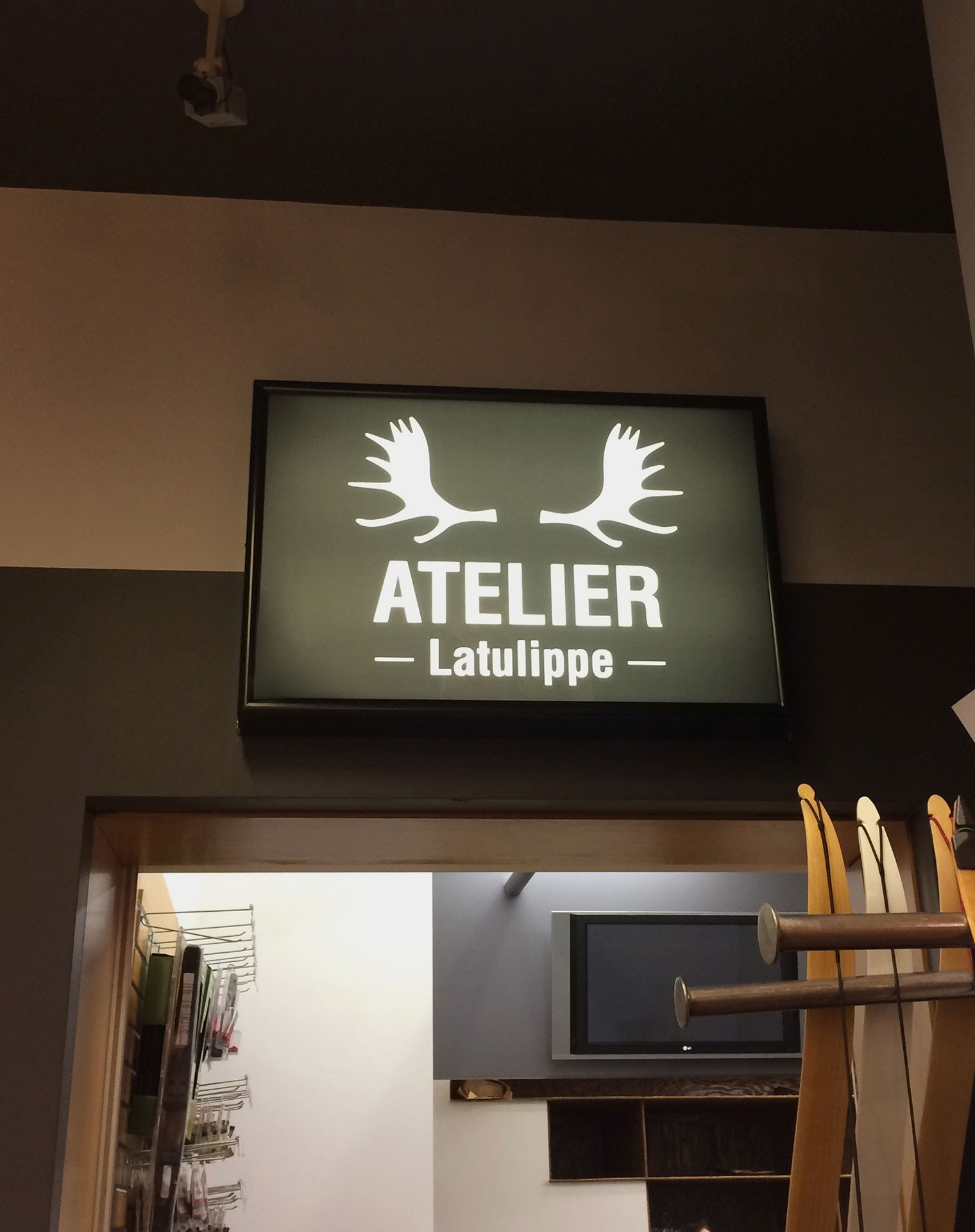 Enseigne lumineuse de l'Atelier Latulippe à Québec