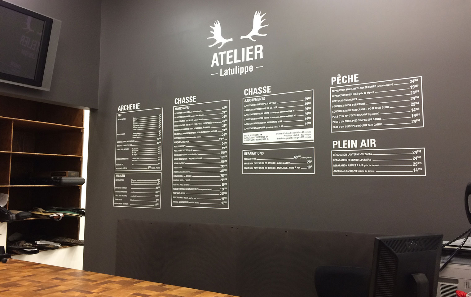 Habillage mural / liste de prix pour l'Atelier Latulippe sur le mur de l'atelier de Québec